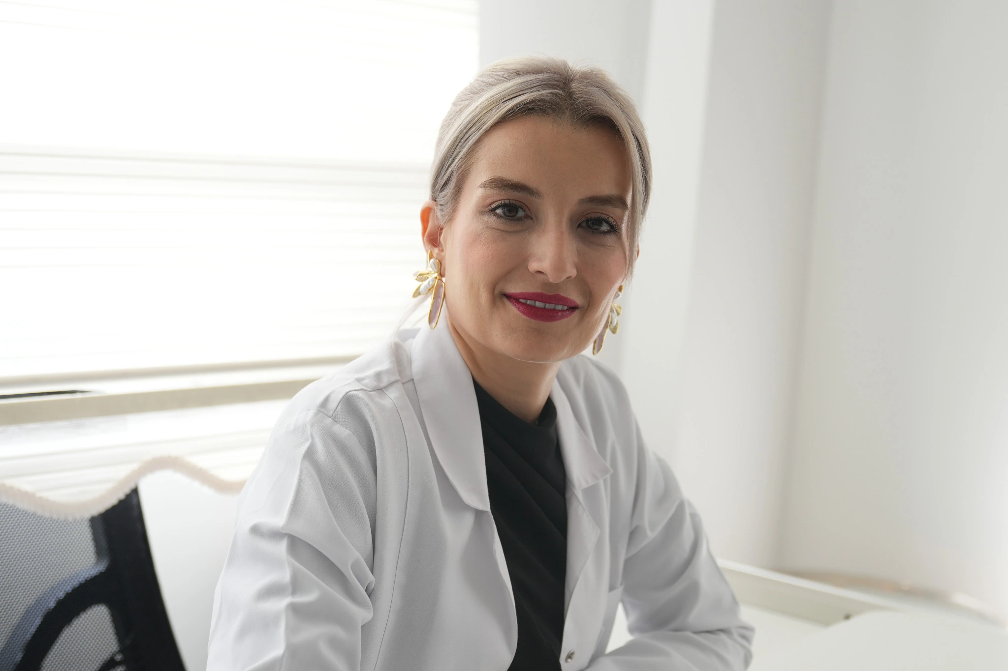 Op. Dr. Ayşe Gül Bayazıt klinik portresi Op. Dr. Ayşe Gül Bayazıt klinik ortamında